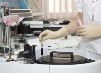 Czym zajmuje się pracownik działu obsługi klienta?